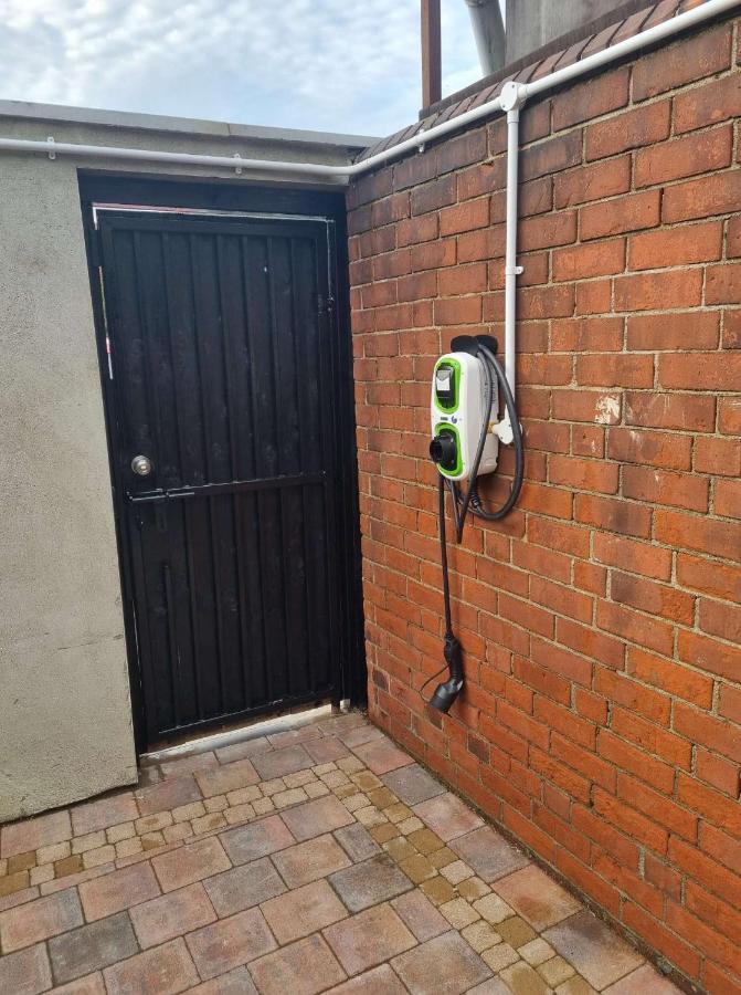 Lmk, Spacious 1 Bedroom Ground Floor Apartment, Ev Charger, Free Parking Wi-fi, Great Location Appartement Belfast